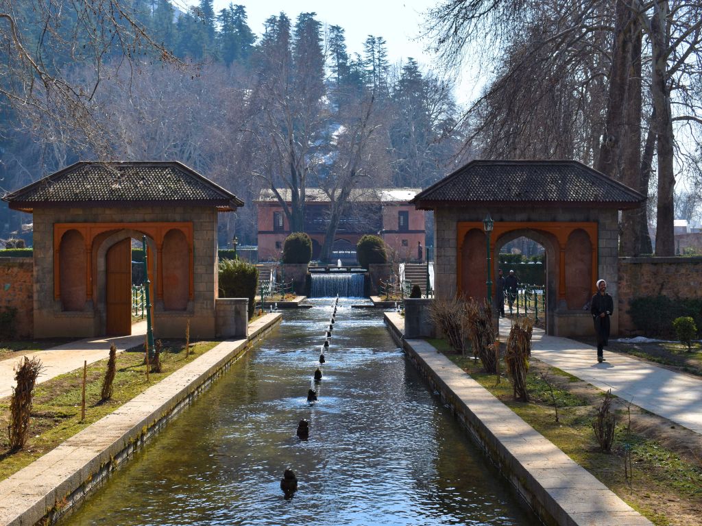 Fountains in mughal garden in kashmir tour