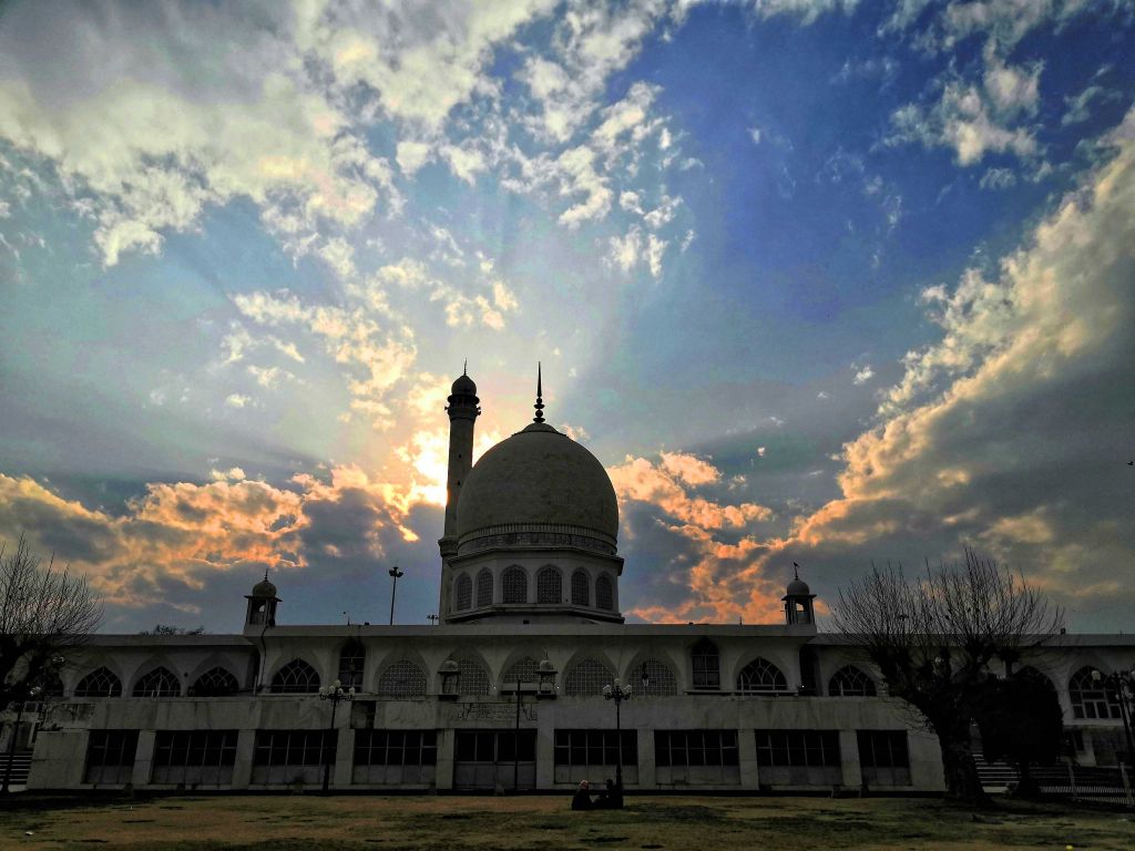 The mosque of hazratbal during sunset - Doodhpathri
