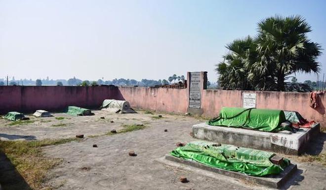 Grave-of-Yousuf-Shah-Chak-Habba-Khatoon-Bihar