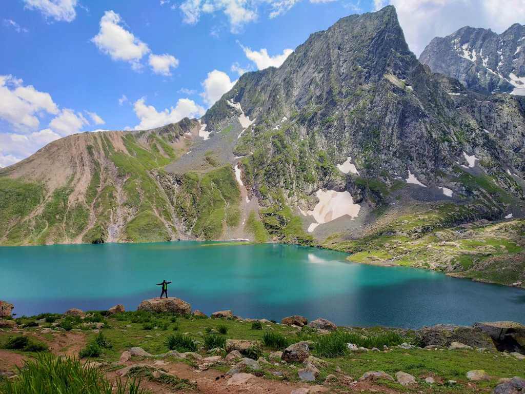 Trekker in front of Kishansar Lake_Kashmir Great Lakes_Eka Experiences