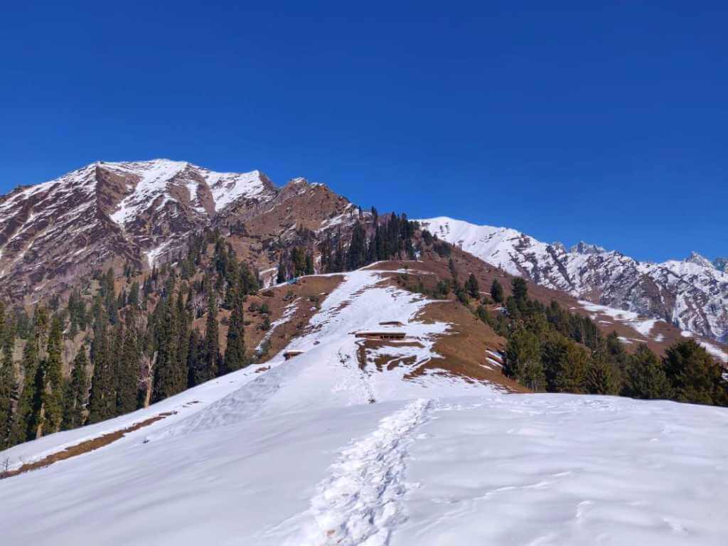 Snow Trail on Marchoi Valley Trek_Eka Experiences