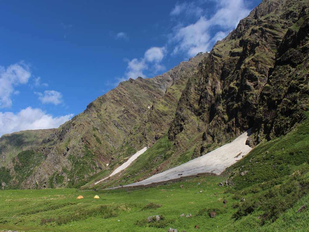 Green meadows and mountains_Dev Kyara Trek in Uttarakhand